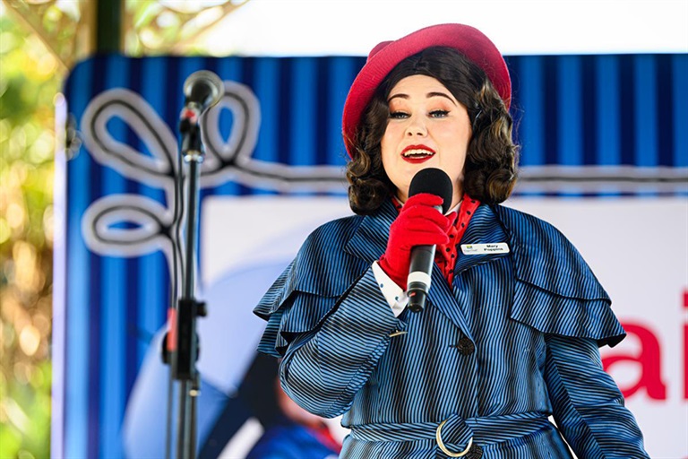 Maryborough's own Mary Poppins welcomes festival goers to the Mary Poppins Festival